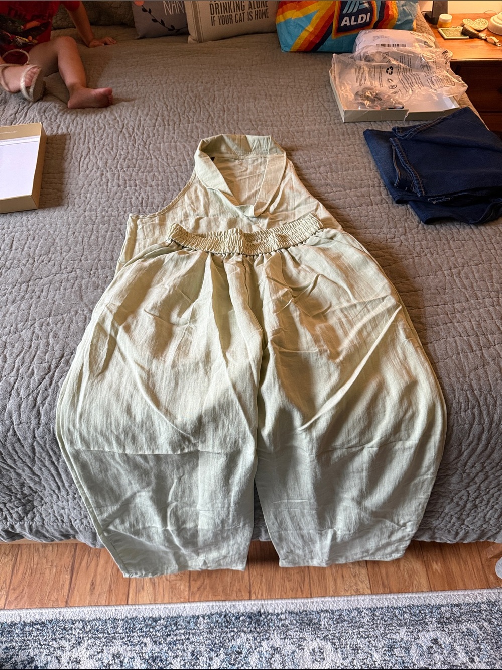 Amazon Linen Set - Picture 2 of 2